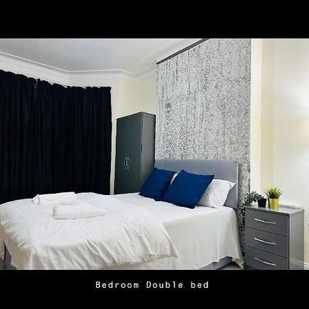 2 Bedroom Double Bed In East 런던 외부 사진