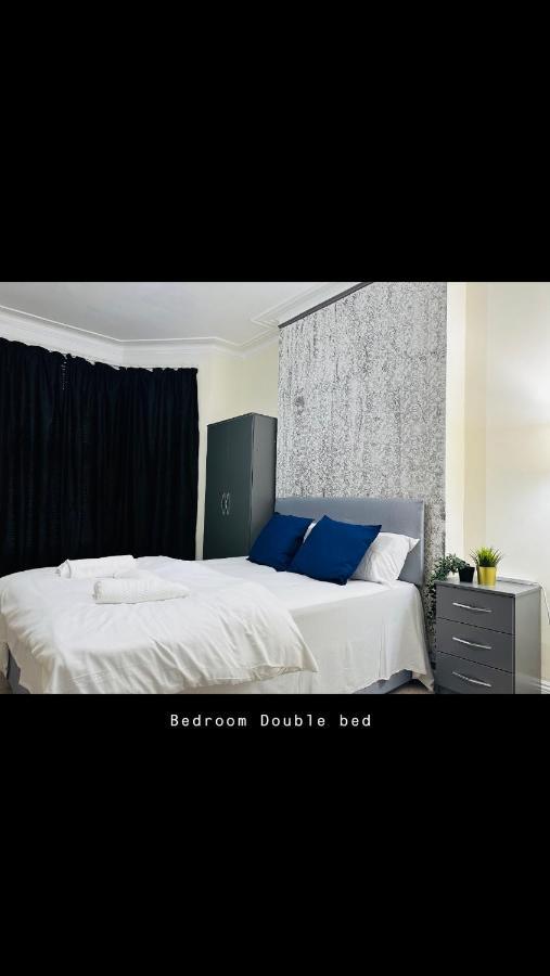 2 Bedroom Double Bed In East 런던 외부 사진