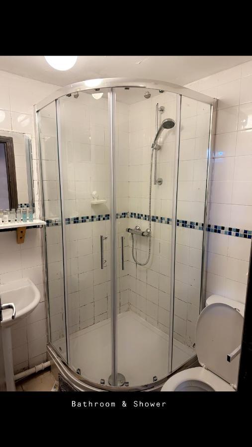 2 Bedroom Double Bed In East 런던 외부 사진