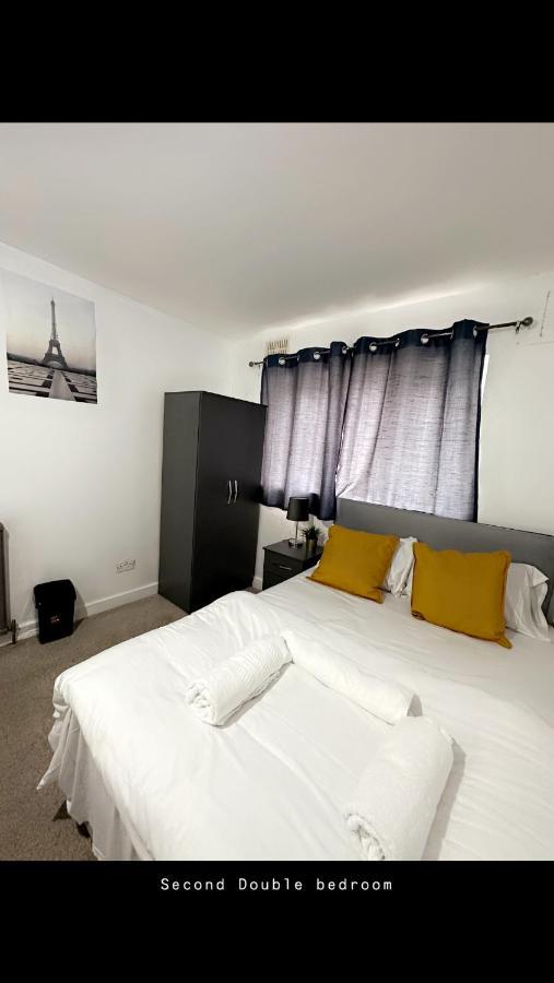 2 Bedroom Double Bed In East 런던 외부 사진