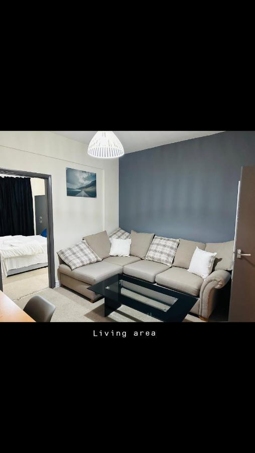 2 Bedroom Double Bed In East 런던 외부 사진