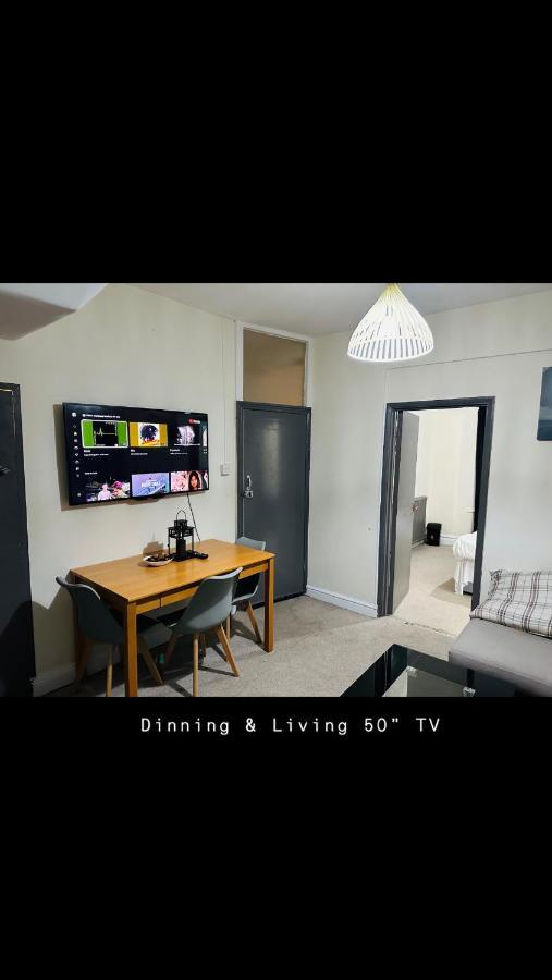 2 Bedroom Double Bed In East 런던 외부 사진